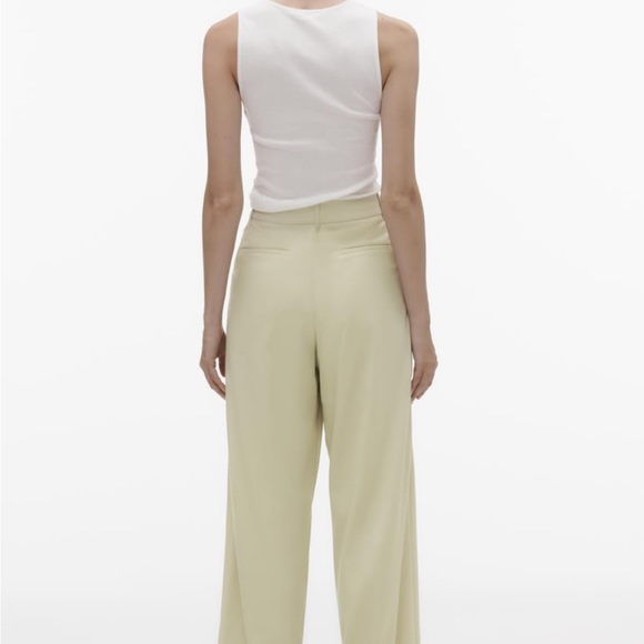 High waisted pants with front pockets and with back false welt pockets. - Picture 3 of 6